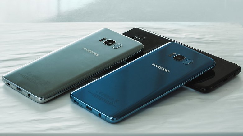 Presente la certificazione IP68, una buona notizia per chi punta sull'affidabilità, S8 è resistente ad acqua e polvere. Non fa notizia la presenza di Android 7.0 Nougat, nota da tempo. Passiamo ora alla data d'uscita ufficiale, un dato che sicuramente interesserà la maggior parte degli appassionati. Galaxy S8 ed S8+ saranno disponibili in vendita a partire dal 28 aprile, per quanto riguarda i preordini invece sarà possibile garantirsi un dispositivo già dalle prossime ore e questa possibilità sarà attiva fino al 20 aprile. Il preordine dà diritto alla consegna anticipata, con i primi pezzi che verranno recapitati il 20 aprile. Passiamo ora a un altro dato sensibile, il prezzo. Galaxy S8 parte da 829 euro, S8+ da 929 euro. Tre colorazioni disponibili al Day One: Artic Silver, Black Sky e Orchid Grey. Non è però da escludere che nei prossimi mesi vengano lanciate nuove colorazioni, come il suggestivo gold rivelato da Evan Blass.